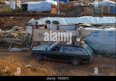 Libanon Beqaa Tal, Deir el Ahmad, Lager für syrische Flüchtlinge, Mercedes Benz Oldtimer / LIBANON Bekaa Tal, Deir el Ahmad, Syrische Camp Fuer Fluechtlinge am Dorfrand Stockfoto