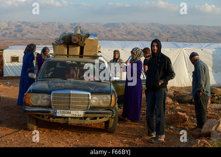 Libanon Beqaa Tal, Deir el Ahmad, Lager für syrische Flüchtlinge, UNHCR Zelte, alte deutsche Mercedes Benz 200 D Auto Stockfoto