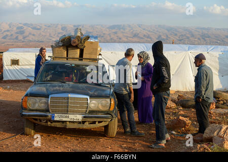 Libanon Beqaa Tal, Deir el Ahmad, Lager für syrische Flüchtlinge, UNHCR Zelte, alte deutsche Mercedes Benz 200 D Auto Stockfoto