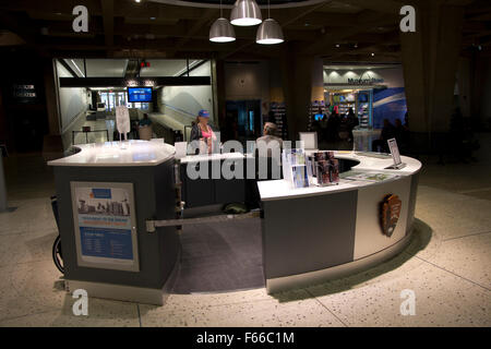 Informationsschalter in der National Park Service Visitor Center unter der Gateway Arch in St. Louis, Missouri. Stockfoto