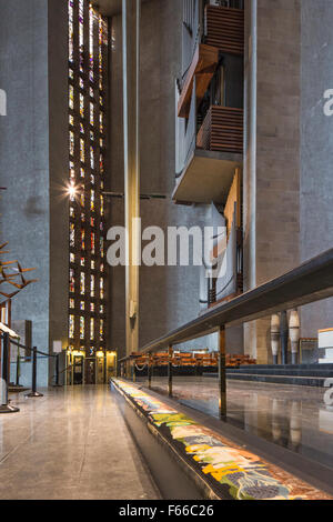 Das Interieur des neuen Coventry Cathedral, Coventry, Warwickshire, England, UK Stockfoto