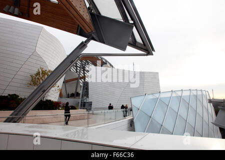 Auf dem Dach der Fondation Louis Vuitton von Frank Gehry in Paris Stockfoto