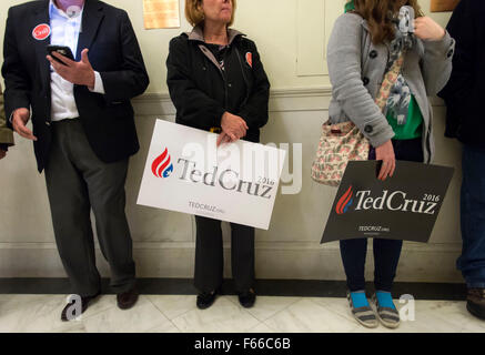 Concord, New Hampshire, USA. 12. November 2015. Fans warten auf die Ankunft von Texas Senator Ted Cruz am Morgen war er seine Papiere, für das Präsidentenamt in New Hampshire primäre Datei. Bildnachweis: Brian Cahn/ZUMA Draht/Alamy Live-Nachrichten Stockfoto