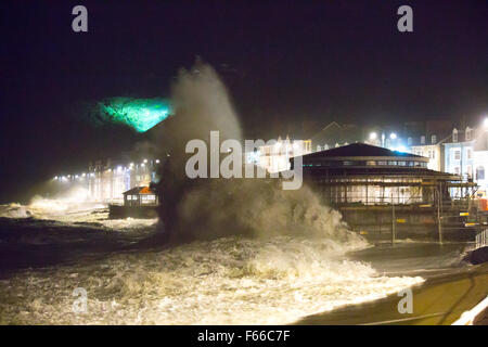 Aberystwyth, Wales, UK. 12. November 2015. Als Sturm Abigail verbinden Hits Aberystwyth in die dunklen Stong Winde und eine Flut um riesige Wellen zu erzeugen. Wellen gegen die Abwehr der neue Musikpavillon unter Constuction an der Promenade. Bildnachweis: Alan Hale/Alamy Live-Nachrichten Stockfoto