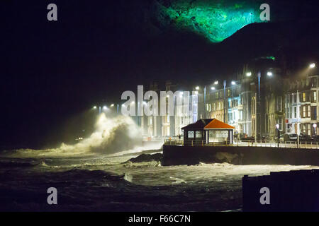 Aberystwyth, Wales, UK. 12. November 2015. Als Sturm Abigail verbinden Hits Aberystwyth in die dunklen Stong Winde und eine Flut um riesige Wellen zu erzeugen. Bildnachweis: Alan Hale/Alamy Live-Nachrichten Stockfoto