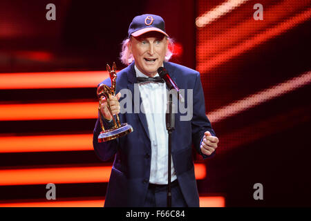 Berlin, Deutschland. 12. November 2015. Komiker Otto Waalkes erhält den Bambi Award in der Kategorie "Komödie" in Berlin, Deutschland, 12. November 2015. © Dpa picture-Alliance/Alamy Live News Stockfoto