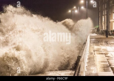 Aberystwyth Wales UK 12. November 2015 nach ein milden start in den Tag, fast so, als ob es die Ruhe vor dem Sturm war.  Eine Kombination von starken Winden, Abigail Sturm und Flut heute Abend dazu führen, dass große Wellen zu Teig Aberystwyth Promenade an der Westküste von Wales. Bildnachweis: Ian Jones/Alamy Live-Nachrichten Stockfoto