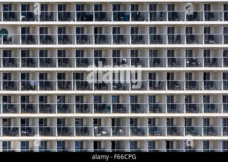 Kabinen auf einem großen Kreuzfahrtschiff Stockfoto