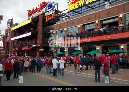 Kundenansturm bei Ballpark Village angrenzenden Busch Stadium vor dem Spiel fest, St. Louis, MO Stockfoto