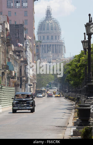 Klassische amerikanische Autos als Taxis in Havanna Kuba durch das Capitolio Gebäude Stockfoto