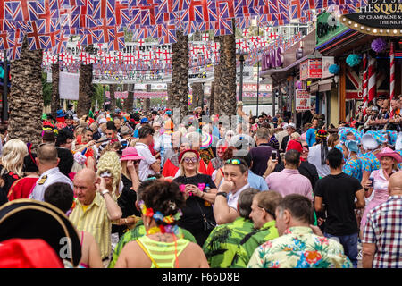 Benidorm, Spanien. 12. November 2015. Eine geschätzte 40.000 britische Nachtschwärmer drängen sich die Straßen von Benidorm Neustadt im Kostüm für die britische Kostümfest-Straße. Das ist eine regelmäßige Veranstaltung am Folgetag die spanische Fiesta Majors geworden.  Hier abgebildete Massenszene mit Union Jack Ammer über Credit: Mick Flynn/Alamy Live News Stockfoto