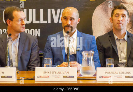 London, UK. 12. November 2015. Irischen Boxer Spike O'Sullivan (Mitte) mit Sky Sport Adam Smith (links) und Trainer Pashcal Collins (rechts) bei einer Pressekonferenz seinen Kampf gegen Chris Eubank Jr am 12. Dezember in London zu fördern. Bildnachweis: Paul McCabe/Alamy Live-Nachrichten Stockfoto