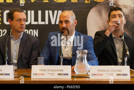 London, UK. 12. November 2015. Irischen Boxer Spike O'Sullivan (Mitte) mit Sky Sport Adam Smith (links) und Trainer Pashcal Collins (rechts) bei einer Pressekonferenz seinen Kampf gegen Chris Eubank Jr am 12. Dezember in London zu fördern. Bildnachweis: Paul McCabe/Alamy Live-Nachrichten Stockfoto