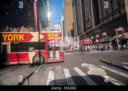 Tour-Busse Hirt Touristen rund um New York auf Sonntag, 8. November 2015. (© Richard B. Levine) Stockfoto