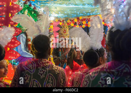 Autos und schwimmt mit Lichter Parade Liberty Avenue im Stadtteil Richmond Hill von Queens in New York in der Feier der Guyana hinduistische Festival of Lights, Diwali auf Samstag, 7. November 2015 geschmückt.  Der Nähe von Richmond Hill ist polyglott ethnischen Kulturen und beheimatet eine der größten Populationen in Guyana Hindu Diaspora. (© Richard B. Levine) Stockfoto