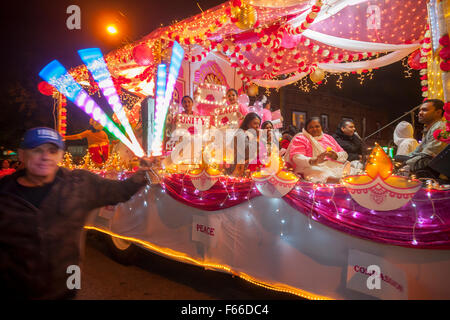 Autos und schwimmt mit Lichter Parade Liberty Avenue im Stadtteil Richmond Hill von Queens in New York in der Feier der Guyana hinduistische Festival of Lights, Diwali auf Samstag, 7. November 2015 geschmückt.  Der Nähe von Richmond Hill ist polyglott ethnischen Kulturen und beheimatet eine der größten Populationen in Guyana Hindu Diaspora. (© Richard B. Levine) Stockfoto