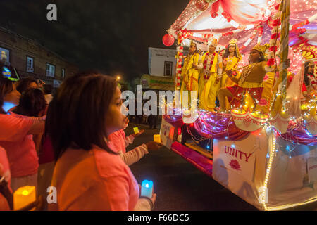 Autos und schwimmt mit Lichter Parade Liberty Avenue im Stadtteil Richmond Hill von Queens in New York in der Feier der Guyana hinduistische Festival of Lights, Diwali auf Samstag, 7. November 2015 geschmückt.  Der Nähe von Richmond Hill ist polyglott ethnischen Kulturen und beheimatet eine der größten Populationen in Guyana Hindu Diaspora. (© Richard B. Levine) Stockfoto