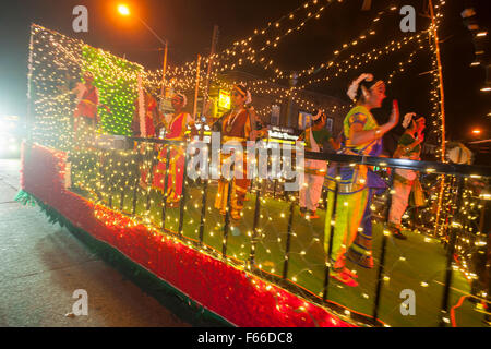 Autos und schwimmt mit Lichter Parade Liberty Avenue im Stadtteil Richmond Hill von Queens in New York in der Feier der Guyana hinduistische Festival of Lights, Diwali auf Samstag, 7. November 2015 geschmückt.  Der Nähe von Richmond Hill ist polyglott ethnischen Kulturen und beheimatet eine der größten Populationen in Guyana Hindu Diaspora. (© Richard B. Levine) Stockfoto