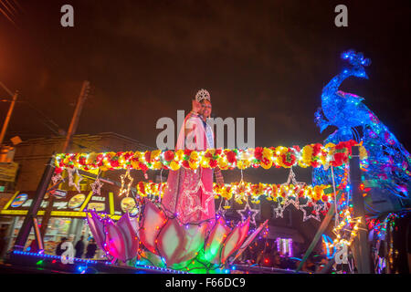 Autos und schwimmt mit Lichter Parade Liberty Avenue im Stadtteil Richmond Hill von Queens in New York in der Feier der Guyana hinduistische Festival of Lights, Diwali auf Samstag, 7. November 2015 geschmückt.  Der Nähe von Richmond Hill ist polyglott ethnischen Kulturen und beheimatet eine der größten Populationen in Guyana Hindu Diaspora. (© Richard B. Levine) Stockfoto