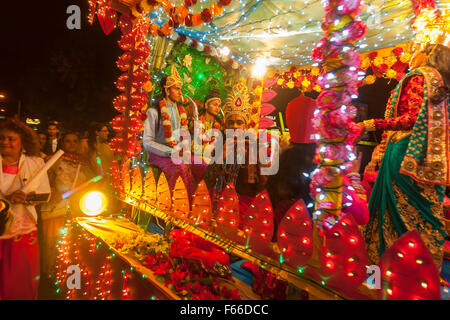 Autos und schwimmt mit Lichter Parade Liberty Avenue im Stadtteil Richmond Hill von Queens in New York in der Feier der Guyana hinduistische Festival of Lights, Diwali auf Samstag, 7. November 2015 geschmückt.  Der Nähe von Richmond Hill ist polyglott ethnischen Kulturen und beheimatet eine der größten Populationen in Guyana Hindu Diaspora. (© Richard B. Levine) Stockfoto