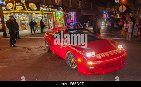 Autos und schwimmt mit Lichter Parade Liberty Avenue im Stadtteil Richmond Hill von Queens in New York in der Feier der Guyana hinduistische Festival of Lights, Diwali auf Samstag, 7. November 2015 geschmückt.  Der Nähe von Richmond Hill ist polyglott ethnischen Kulturen und beheimatet eine der größten Populationen in Guyana Hindu Diaspora. (© Richard B. Levine) Stockfoto