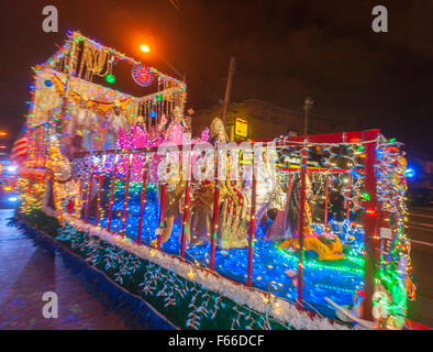 Autos und schwimmt mit Lichter Parade Liberty Avenue im Stadtteil Richmond Hill von Queens in New York in der Feier der Guyana hinduistische Festival of Lights, Diwali auf Samstag, 7. November 2015 geschmückt.  Der Nähe von Richmond Hill ist polyglott ethnischen Kulturen und beheimatet eine der größten Populationen in Guyana Hindu Diaspora. (© Richard B. Levine) Stockfoto