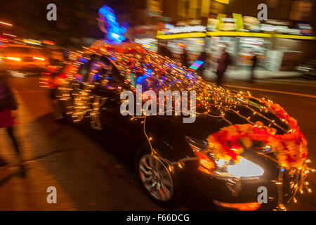 Autos und schwimmt mit Lichter Parade Liberty Avenue im Stadtteil Richmond Hill von Queens in New York in der Feier der Guyana hinduistische Festival of Lights, Diwali auf Samstag, 7. November 2015 geschmückt.  Der Nähe von Richmond Hill ist polyglott ethnischen Kulturen und beheimatet eine der größten Populationen in Guyana Hindu Diaspora. (© Richard B. Levine) Stockfoto