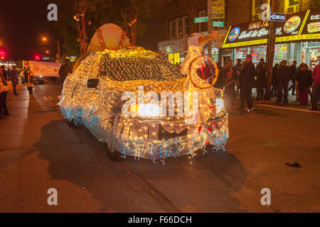 Autos und schwimmt mit Lichter Parade Liberty Avenue im Stadtteil Richmond Hill von Queens in New York in der Feier der Guyana hinduistische Festival of Lights, Diwali auf Samstag, 7. November 2015 geschmückt.  Der Nähe von Richmond Hill ist polyglott ethnischen Kulturen und beheimatet eine der größten Populationen in Guyana Hindu Diaspora. (© Richard B. Levine) Stockfoto