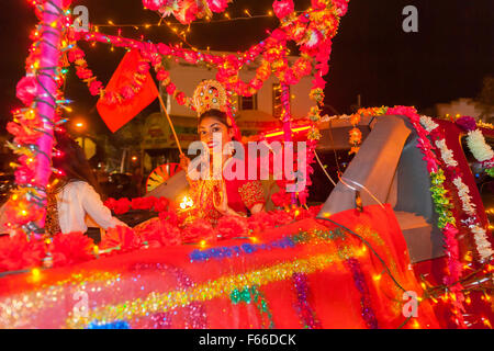 Autos und schwimmt mit Lichter Parade Liberty Avenue im Stadtteil Richmond Hill von Queens in New York in der Feier der Guyana hinduistische Festival of Lights, Diwali auf Samstag, 7. November 2015 geschmückt.  Der Nähe von Richmond Hill ist polyglott ethnischen Kulturen und beheimatet eine der größten Populationen in Guyana Hindu Diaspora. (© Richard B. Levine) Stockfoto