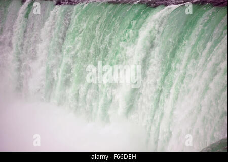 Wasser stürzt über der Oberseite von den Horseshoe Falls auf der kanadischen Seite von Niagara Falls in Ontario. Stockfoto