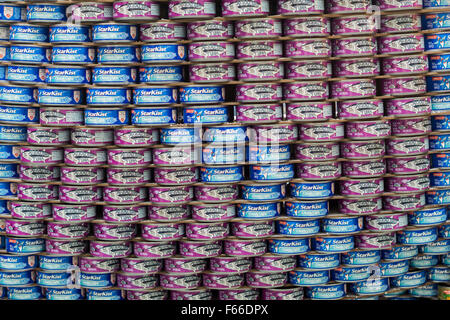 Einigt und Trader Joes Marke Dosen Thunfisch in der 23. jährlichen Canstruction Design-Wettbewerb in New York, gesehen auf Freitag, 6. November 2015, auf dem Display in Brookfield Place in Lower Manhattan. Architektur und Design, die Firma zu beteiligen, um zu entwerfen und bauen riesige Strukturen aus Konservendosen hergestellt.  Die Dosen werden am Ende der Ausstellung City Harvest gespendet. Mehr als 100.000 Konservendosen wurden gesammelt und werden verwendet, um den Bedürftigen bei 500 Suppenküchen und Essen Vorratskammern zu ernähren. (© Richard B. Levine) Stockfoto