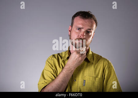 Verwirrten Mann streicheln Bart. Stockfoto