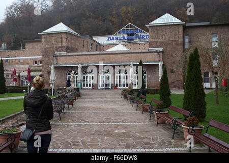 Miskolc, Ungarn 12. November 2015 Menschen genießen Aufenthalt in Miskolc Tapolca Barlangfurdo Höhlenbad (BarlangfŸrd?). Das Höhlenbad ist ein Thermalbad in einer natürlichen Höhle in Miskolctapolca, ist Teil der Stadt Miskolc, Ungarn. Das Thermalwasser (Temperatur von 30 ¡C bis 36 ¡C) hat den Ruf, Gelenkschmerzen reduzieren. Das Höhlenbad können außer Januar das ganze Jahr über besichtigt werden. Bildnachweis: Michal Fludra/Alamy Live-Nachrichten Stockfoto