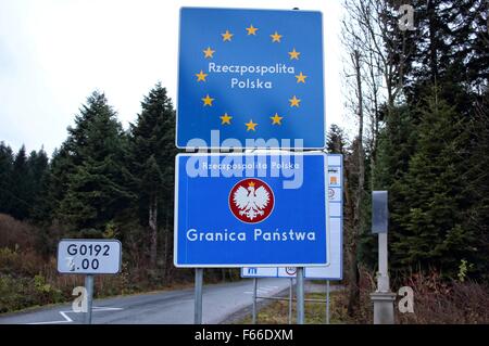 Polen/Slowakei, Muszynka 11. November 2015 die Grenze zwischen Polen und der Slowakei in der Nähe von polnischen Dorf Muszynka. Verkehrszeichen Tempolimits in beiden Ländern und zeigen den Ort wo man endet und beginnt zweites Land. Bildnachweis: Michal Fludra/Alamy Live-Nachrichten Stockfoto