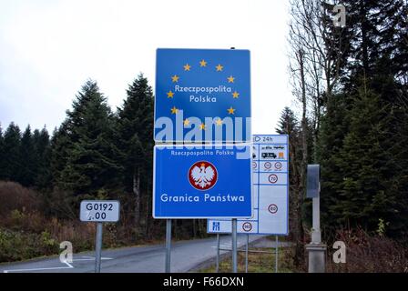 Polen/Slowakei, Muszynka 11. November 2015 die Grenze zwischen Polen und der Slowakei in der Nähe von polnischen Dorf Muszynka. Verkehrszeichen Tempolimits in beiden Ländern und zeigen den Ort wo man endet und beginnt zweites Land. Bildnachweis: Michal Fludra/Alamy Live-Nachrichten Stockfoto