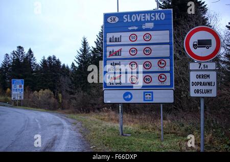 Polen/Slowakei, Muszynka 11. November 2015 die Grenze zwischen Polen und der Slowakei in der Nähe von polnischen Dorf Muszynka. Verkehrszeichen Tempolimits in beiden Ländern und zeigen den Ort wo man endet und beginnt zweites Land. Bildnachweis: Michal Fludra/Alamy Live-Nachrichten Stockfoto