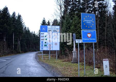 Polen/Slowakei, Muszynka 11. November 2015 die Grenze zwischen Polen und der Slowakei in der Nähe von polnischen Dorf Muszynka. Verkehrszeichen Tempolimits in beiden Ländern und zeigen den Ort wo man endet und beginnt zweites Land. Bildnachweis: Michal Fludra/Alamy Live-Nachrichten Stockfoto