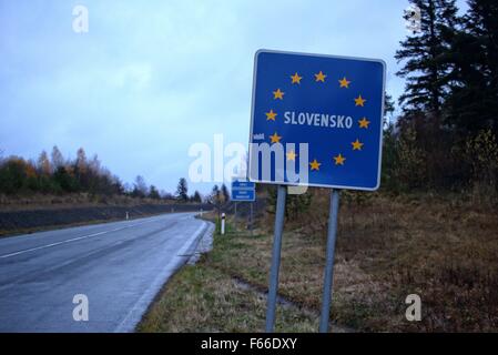 Polen/Slowakei, Muszynka 11. November 2015 die Grenze zwischen Polen und der Slowakei in der Nähe von polnischen Dorf Muszynka. Verkehrszeichen Tempolimits in beiden Ländern und zeigen den Ort wo man endet und beginnt zweites Land. Bildnachweis: Michal Fludra/Alamy Live-Nachrichten Stockfoto