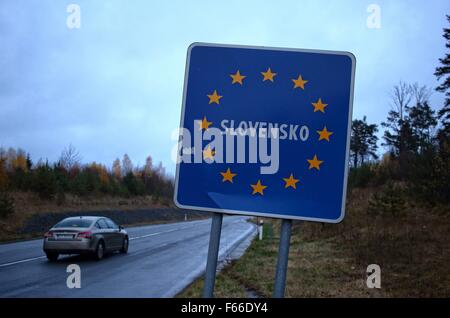 Polen/Slowakei, Muszynka 11. November 2015 die Grenze zwischen Polen und der Slowakei in der Nähe von polnischen Dorf Muszynka. Verkehrszeichen Tempolimits in beiden Ländern und zeigen den Ort wo man endet und beginnt zweites Land. Bildnachweis: Michal Fludra/Alamy Live-Nachrichten Stockfoto