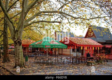 Miskolc, Ungarn 12. November 2015 nach nebligen Morgen, Sonne rised und Temperatur fast 20 Grad Celsius erreicht Grad in den Nortnern ungarischen Stadt Miskolc. Im Bild: Leeren Sie Restaurants in Miskolc Tapolca nach Touristensaison Credit: Michal Fludra/Alamy Live News Stockfoto