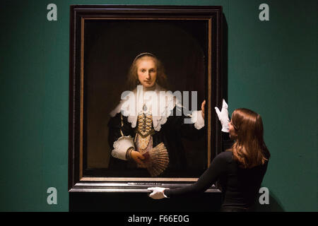 London, UK. 12. November 2015. Im Bild: Porträt von Agatha Bas, 1641, von Rembrandt van Rijn. Niederländische Meisterwerke gesammelt von Königen und Königinnen seit Charles, ich auf dem Display in der Ausstellung-Masters des Alltags gehe: niederländischer Künstler im Alter von Vermeer, The Queen Gallery, Buckingham Palace. Die Ausstellung der Royal Collection öffnet am 13. November 2015 und läuft bis zum 14. Februar 2016. Stockfoto