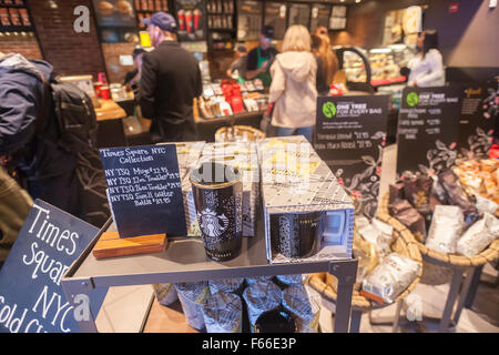 Eine geschäftige Starbucks Coffee Cafe am Times Square in New York auf Sonntag, 8. November 2015. Die Entfernung der die Symbole der Saison von den Cups sind nur rot mit grünen und weißen Starbucks-Logo ist eine evangelische christliche Gruppe beleidigt. (© Richard B. Levine) Stockfoto
