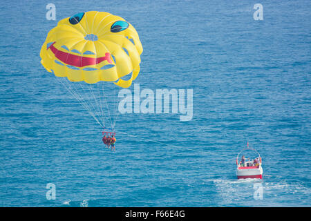 Sportliche Aktivität - Ansicht Parasailing über das Meer von oben Stockfoto