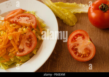 griechischer Salat auf hölzernen Hintergrund Stockfoto