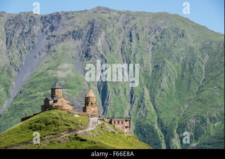 Berühmte 14. Jahrhundert Holy Trinity Church (Tsminda Sameba) in der Nähe von zurGergeti Dorf, Stepantsminda Stadt und Kasbek in Georgien Stockfoto