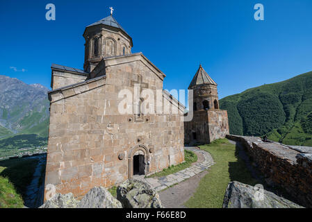 Berühmte 14. Jahrhundert Holy Trinity Church (Tsminda Sameba) in der Nähe von zurGergeti Dorf, Stepantsminda Stadt und Kasbek in Georgien Stockfoto