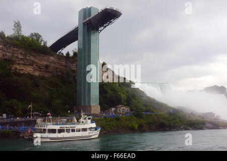 Ein Touristenboot sitzt unterhalb der American Prospect Point Park Aussichtsturm an den Niagarafällen in Ontario. Stockfoto