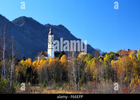 Blick auf die herbstliche Landschaft bei Pfronten, Bayern, Deutschland in schönstem Herbstwetter mit der Kirche St. Nikolaus in der front Stockfoto