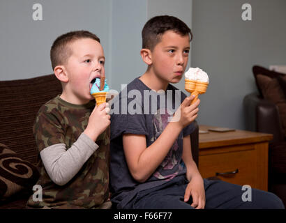 Kinder Eis essen Stockfoto