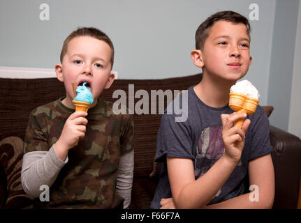 Kinder Eis essen Stockfoto
